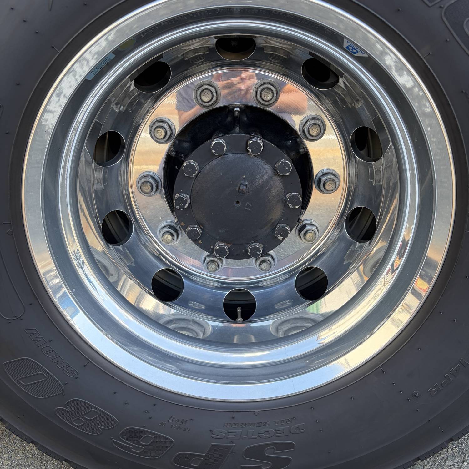 右後輪 磨く前 白ぼけが出たアルミホイール