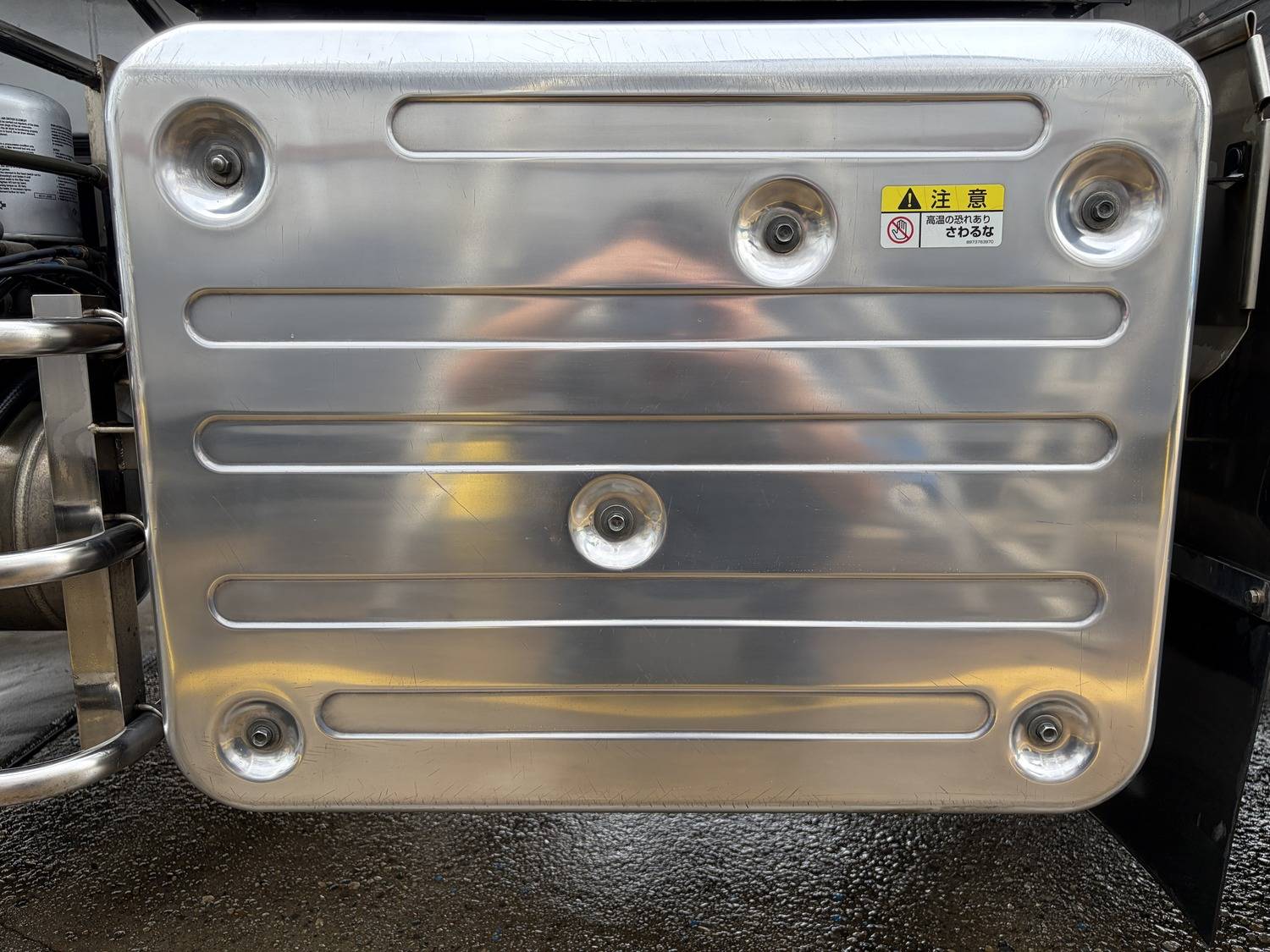 ピカールネリで水研ぎした後のアルミ製マフラーカバー