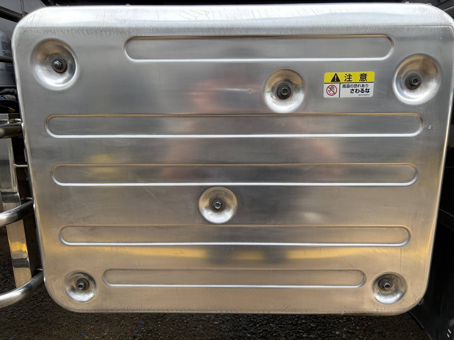 AUTOSOLで1回磨いた後のアルミ製マフラーカバー。くすみが薄れうっすら映り込みが出た状態