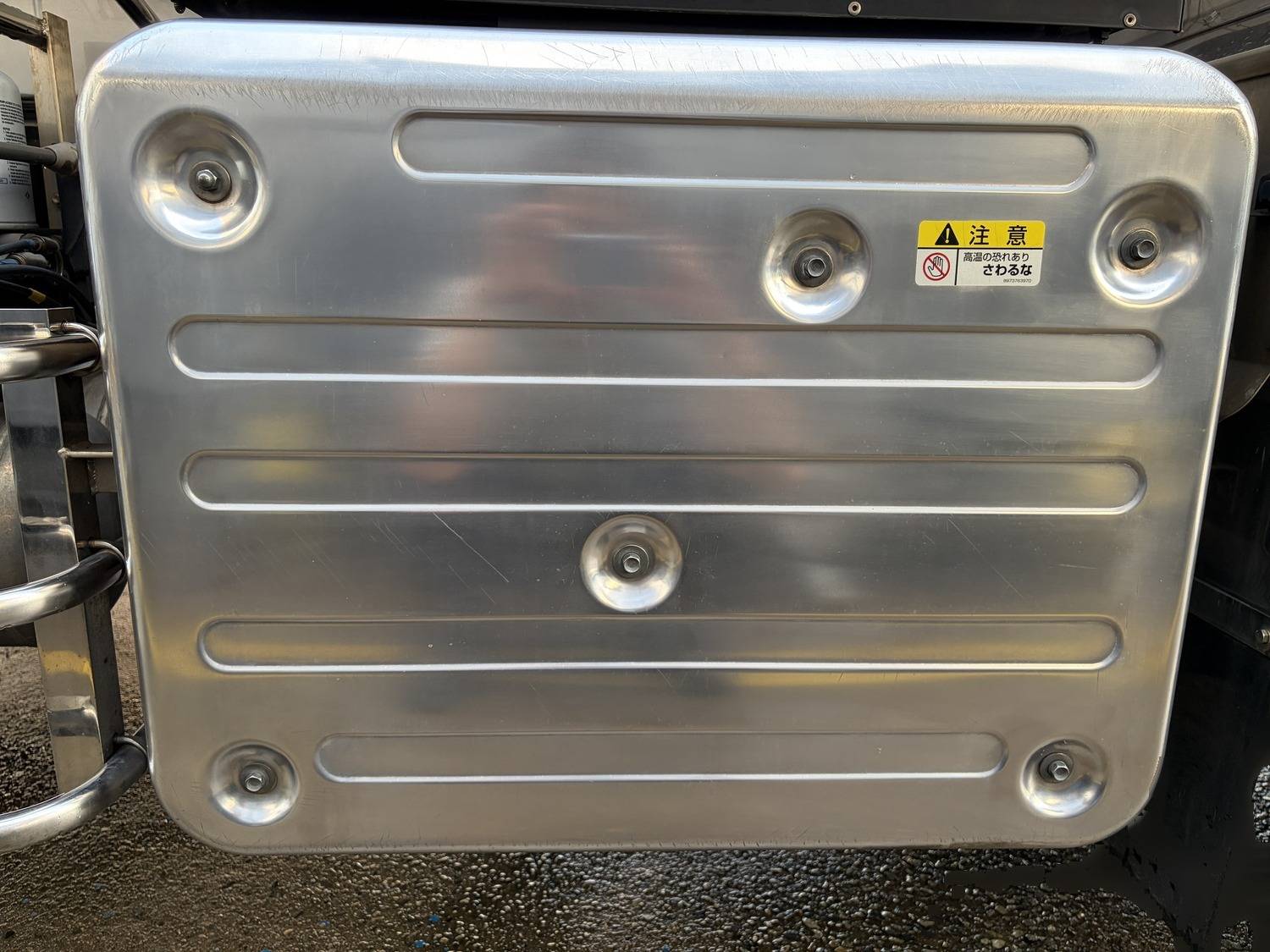 AUTOSOLで2回磨いた後のアルミ製マフラーカバー。リブの陰影がはっきりし曇りが抜けた状態