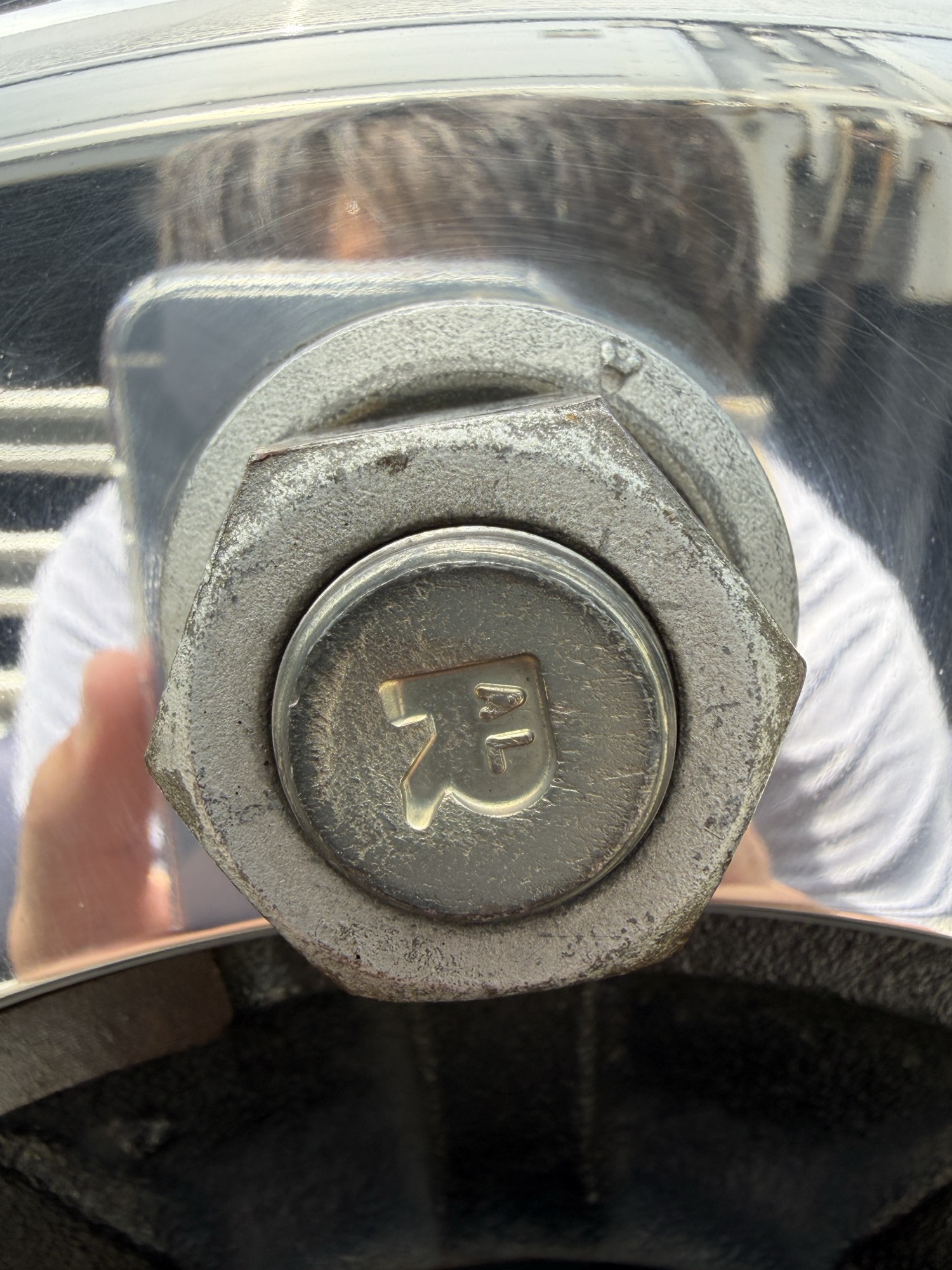 磨いた後のナット周り。くすみが落ちて金属地が出ているが、うっすら残りもある