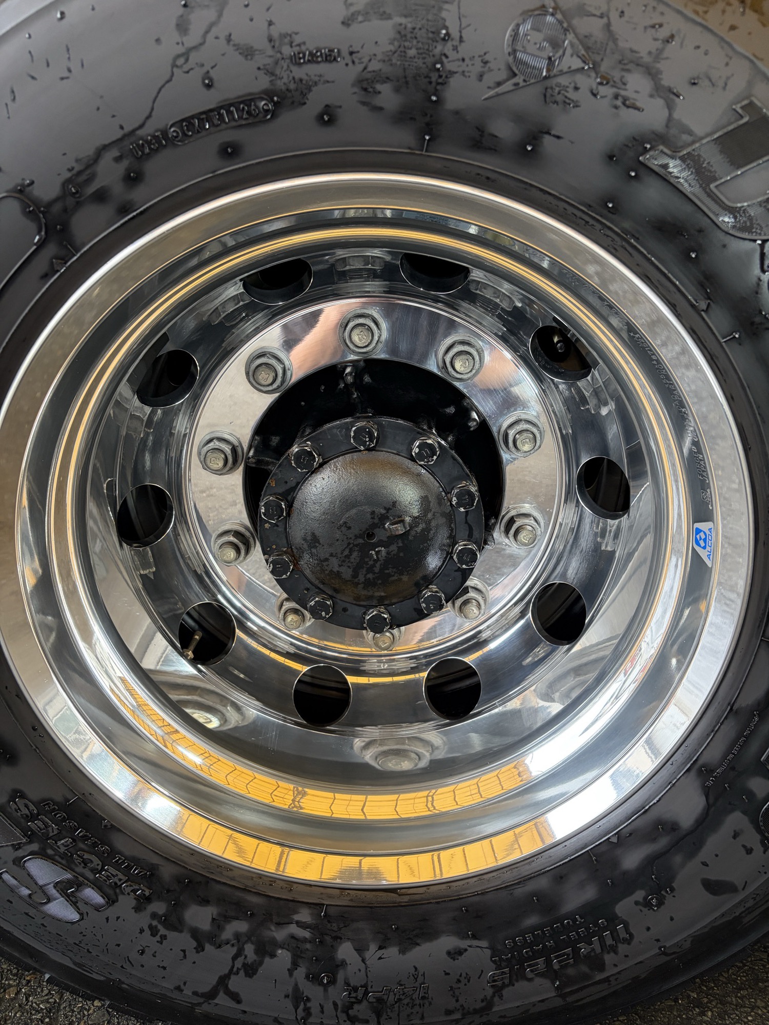 ピカール液で水研ぎした後の右後輪ホイール全体。くもりが晴れて明るくなった様子