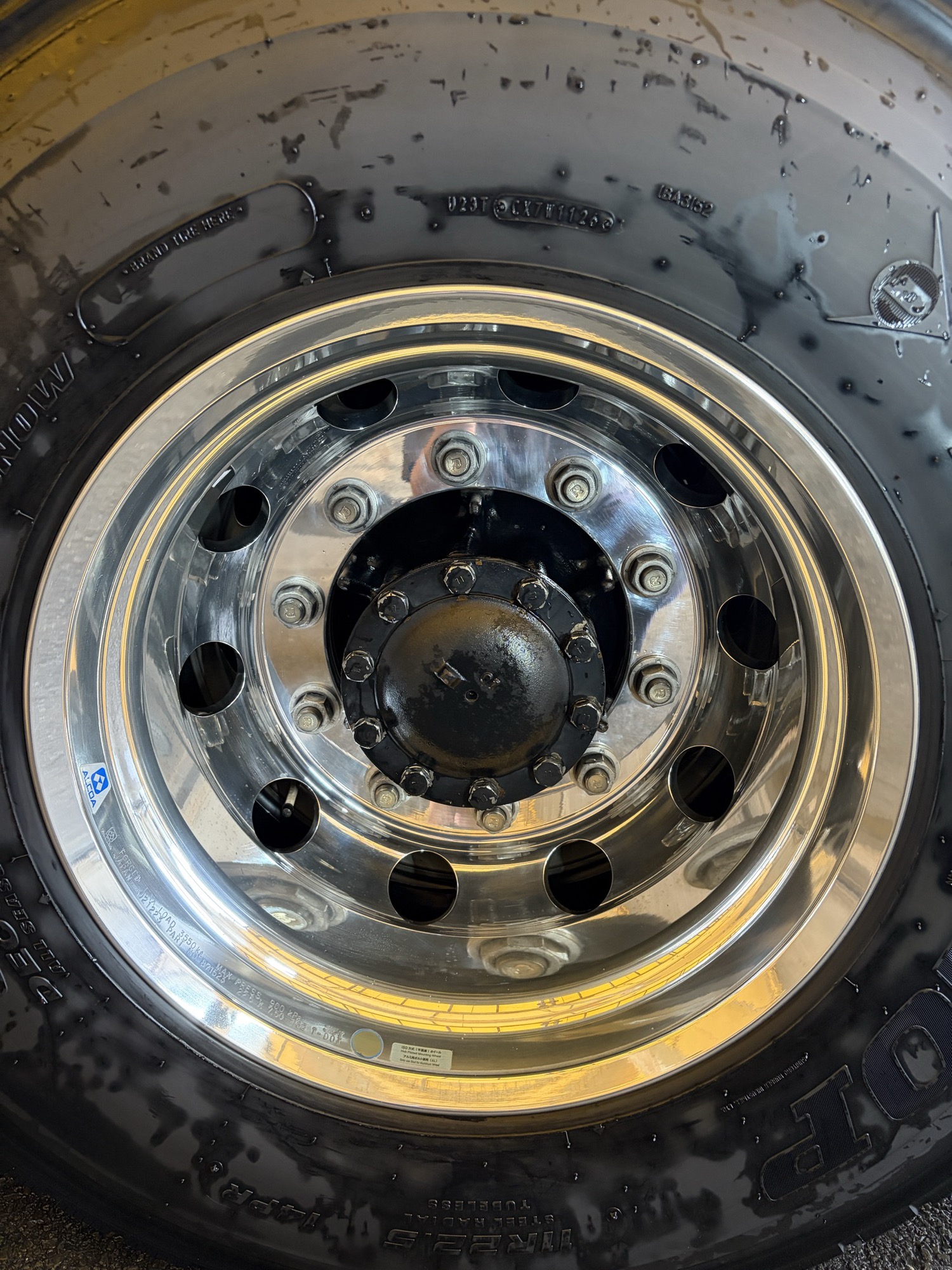 オートソルで水研ぎした後の左後輪ホイール全体。くもりが晴れて明るくなった様子