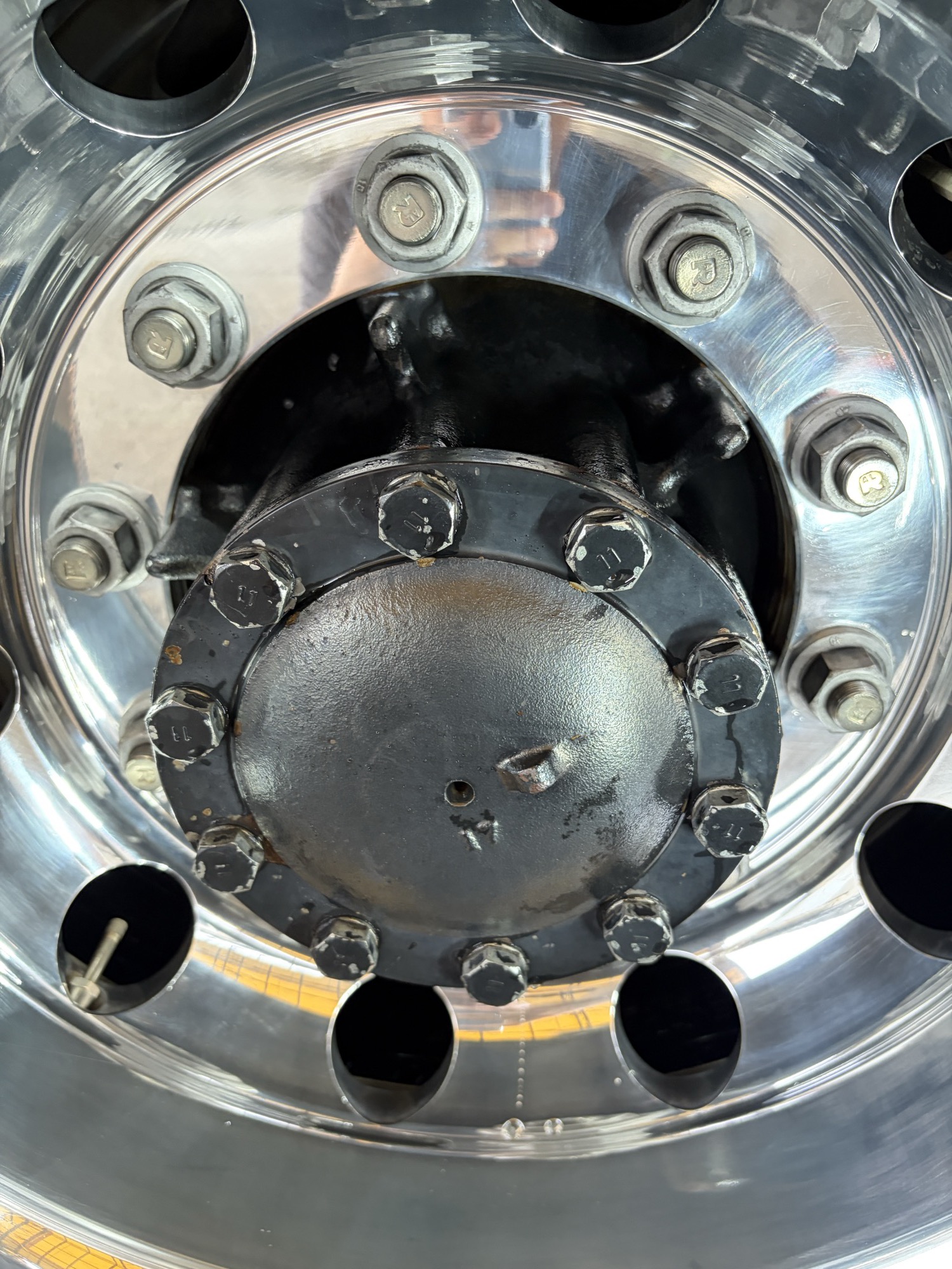 ピカール液で水研ぎした後の右後輪ホイールの拡大。斑点が少なくなめらかな表面
